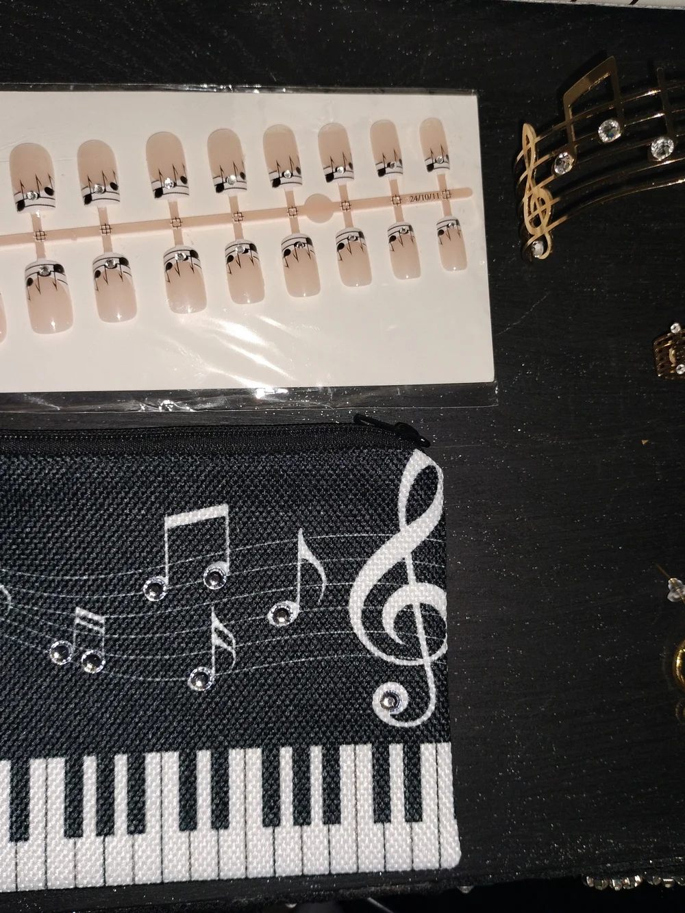 Piano-Print Pursewith matching necklace earrings ring bracelet andpress onnails